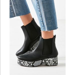 UO Eva Snakeskin Platform Chelsea Boot | Size 6/37